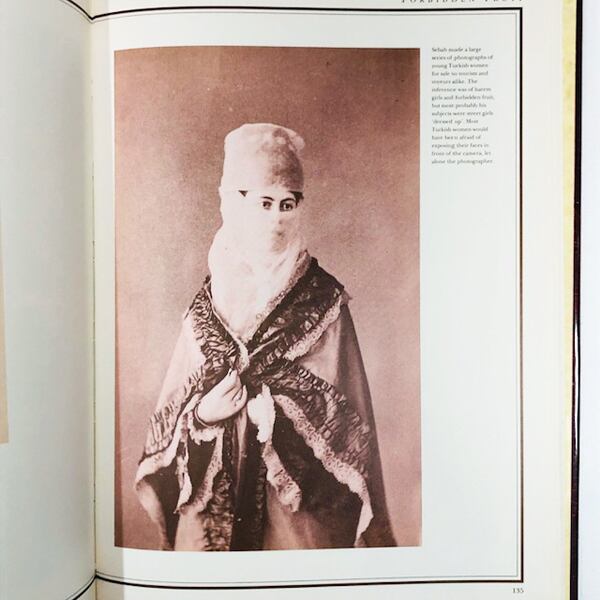 ヴィクトリア朝のスタジオ肖像写真「A Victorian Portrait」