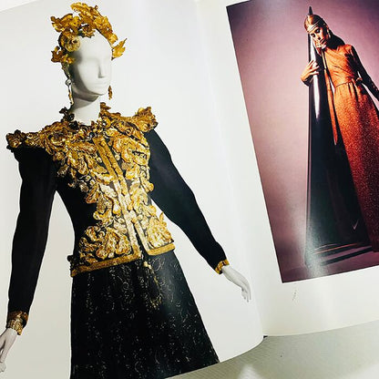 イヴ・サンローラン作品集「Yves Saint-Laurent」2010年プティ・パレでの展覧会