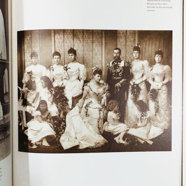 ヴィクトリア朝のスタジオ肖像写真「A Victorian Portrait」